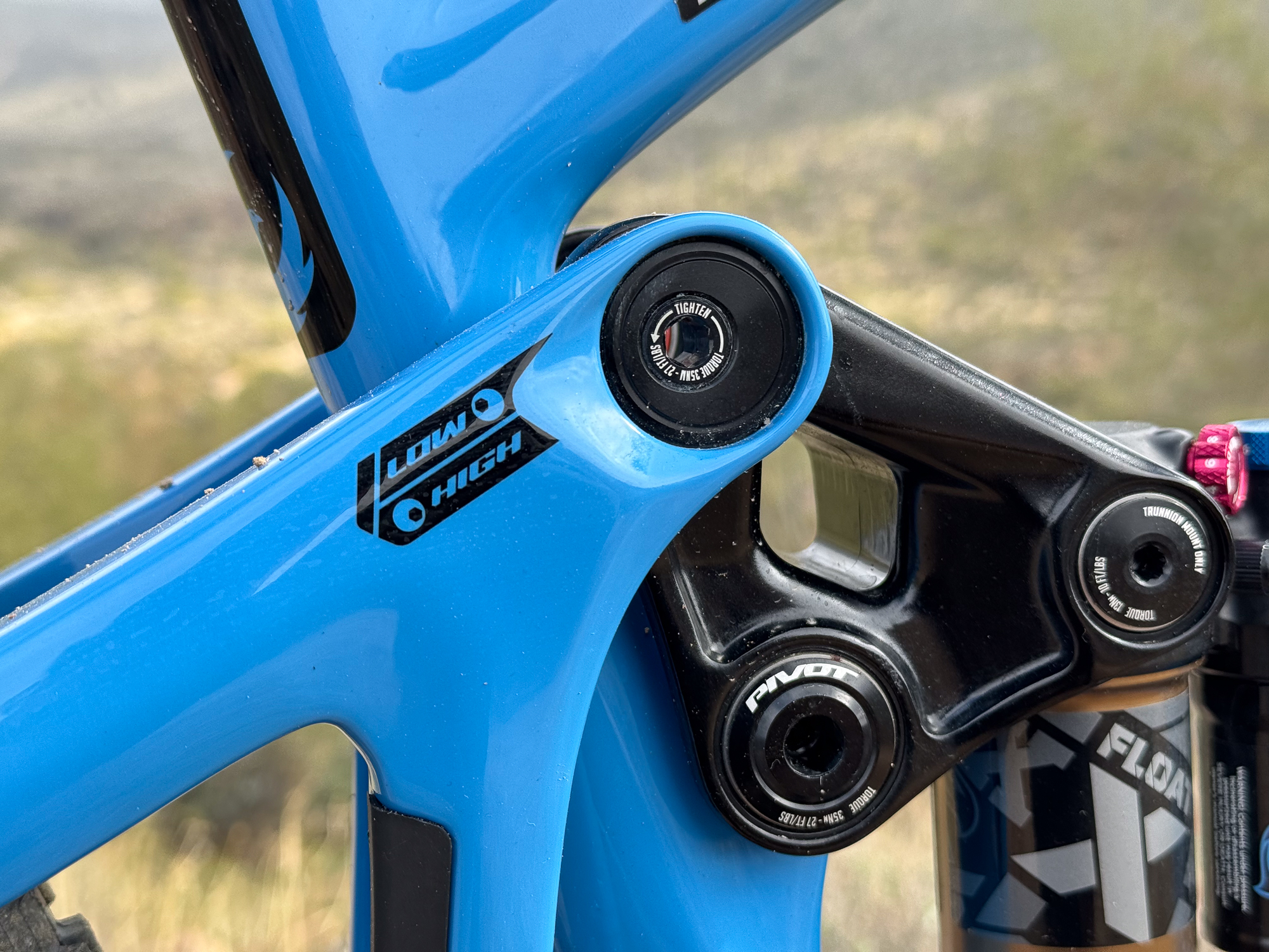 Pivot Switchblade 2024 blue detail