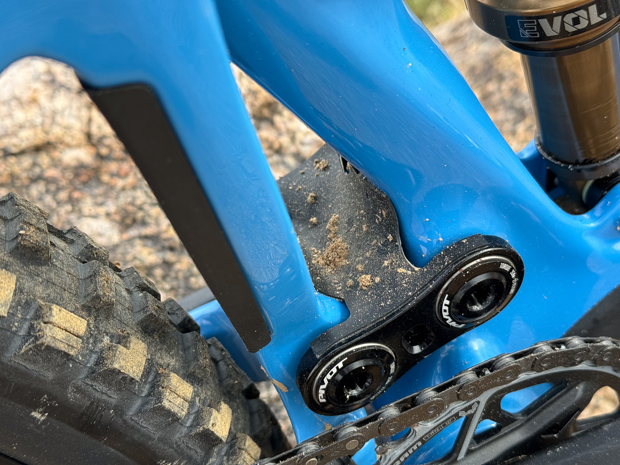 Pivot Switchblade 2024 blue detail