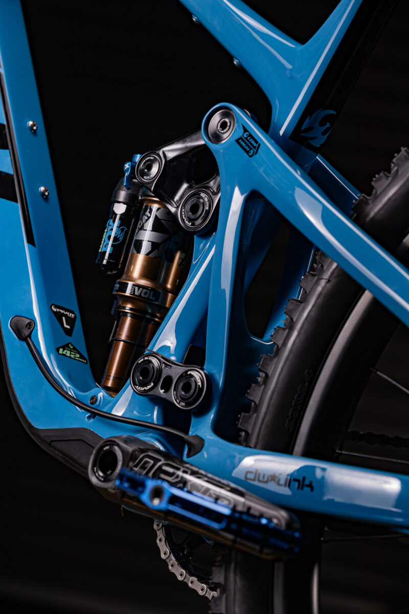 Pivot Switchblade 2024 blue detail