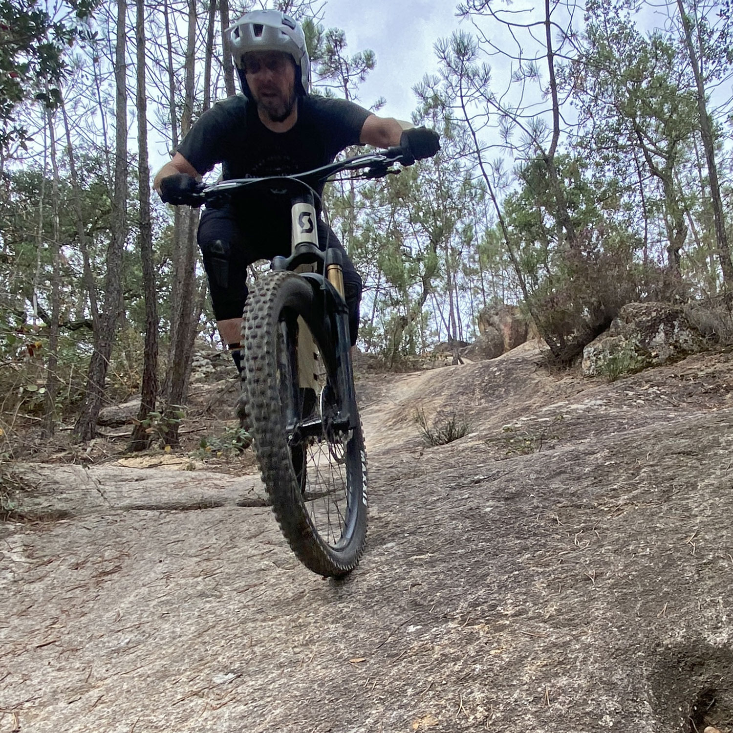 Ride Review of 2024 Scott Ransom 900 RC DH-ready carbon enduro bike, descnding slab