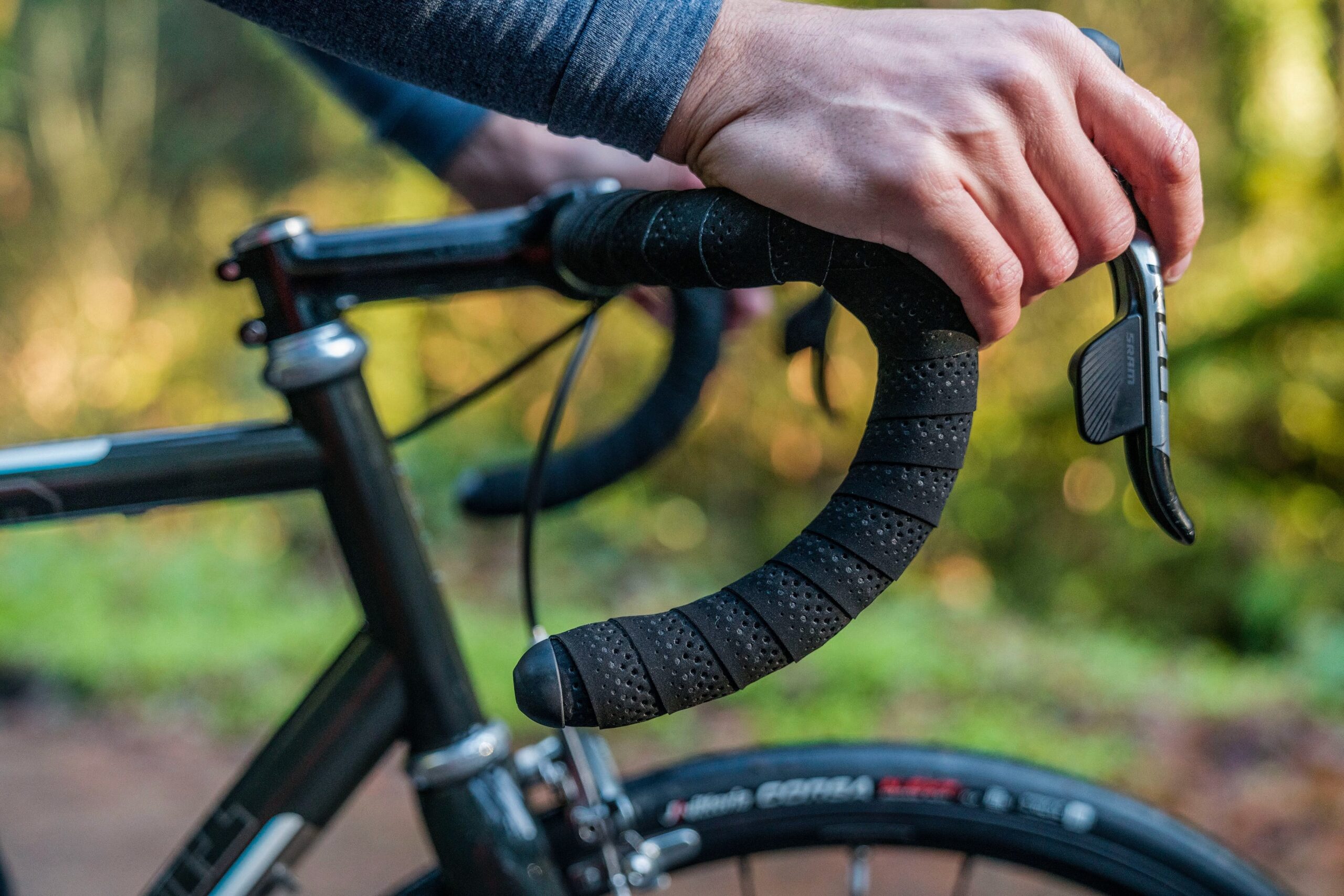 Hand on the Fizik Tempo Bondcush Soft handlebar tape.